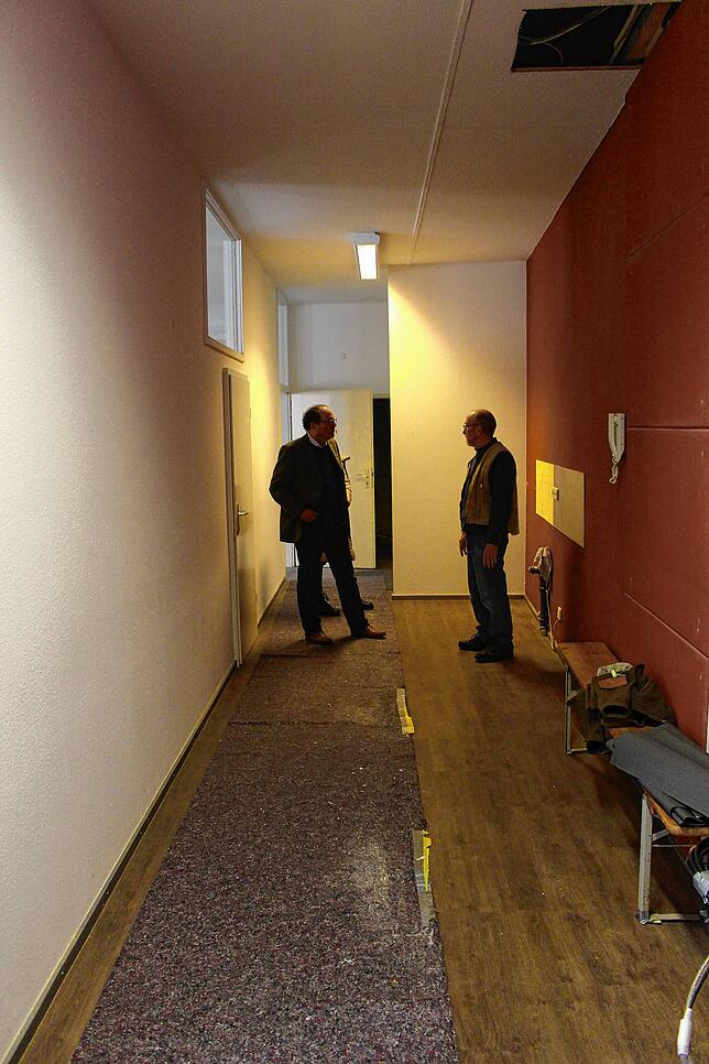 Bürgermeister Severin Graf im Gespräch mit Henry Probst. In diesem Gang soll eine Theke für Getränke und Kinokarten entstehen.