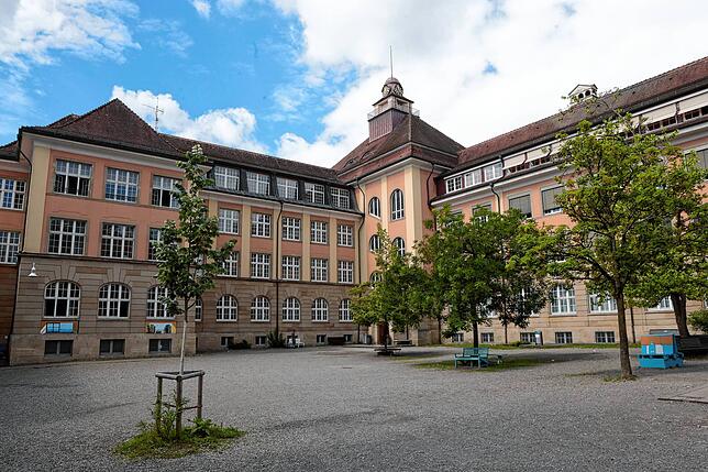 Das Heinrich-Suso-Gymnasium: Hier soll ab 2025 klimaschutztechnisch saniert werden. Aktuell tut sich hier allerdings noch nichts.