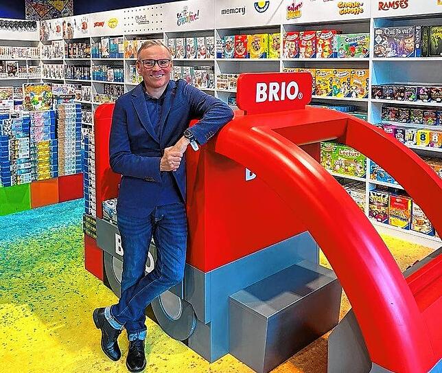 Rainer Hartel, Geschäftsführer von Ravensburger Retail, in einer Niederlassung des Spielwarengeschäfts. Am 18. Oktober wird der Laden im ...
