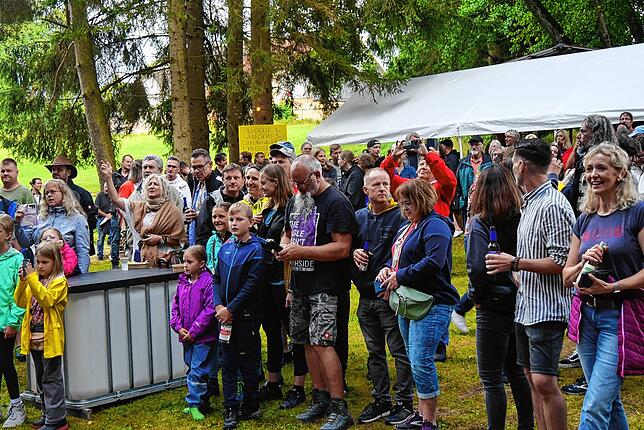 Das Publikum auf der idyllischen Waldlichtung hat viel Vergnügen und beste Unterhaltung bei „Rock uf d‘Wies“.