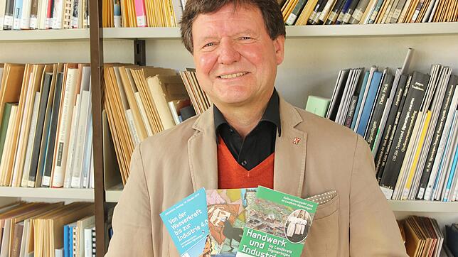 Edwin Ernst Weber, Stabsbereichsleiter der Abteilung Kultur und Archiv des Landkreises Sigmaringen, begrüßt die Idee, ...