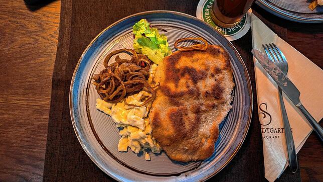 Deftig: Das Schnitzel mit Kässpätzle und Bratensoße.