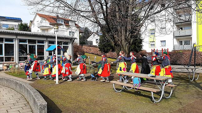 Die Nellenburger Waldhexen befreien den Kindergarten und Familienzentrum St Marien.