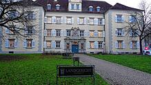 Vor dem Landgericht in Konstanz müssen sich seit Dienstag zwei Ex-Mitarbeiter der Sparkasse Schwarzwald-Baar wegen schweren Betrugs ...