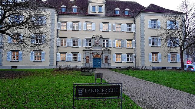 Vor dem Landgericht in Konstanz müssen sich seit Dienstag zwei Ex-Mitarbeiter der Sparkasse Schwarzwald-Baar wegen schweren Betrugs ...