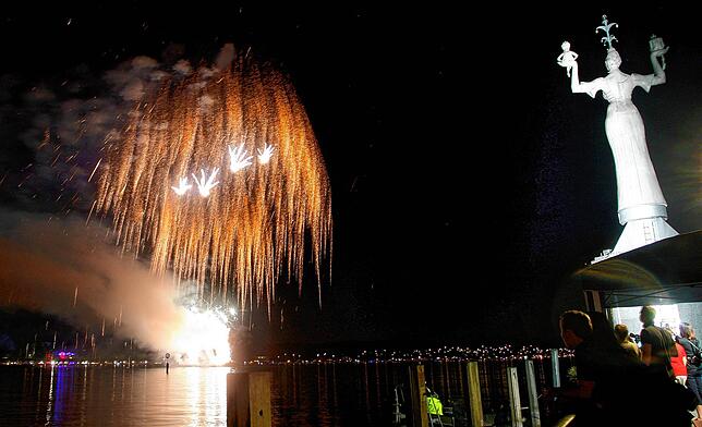 Beim großen Seenachtfest-Feuerwerk drängen sich die Menschen zu Füßen der Imperia, um einen guten Platz für das Spektakel zu ergattern.