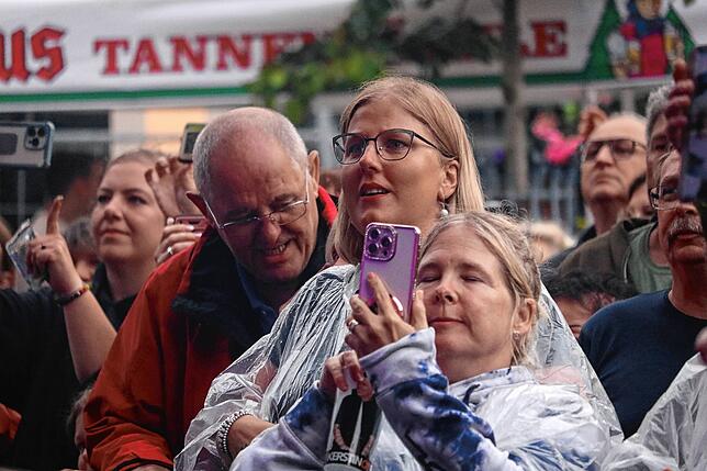 Bild 23: 2200 Fans feiern mit Kerstin Ott auf dem Schlossplatz