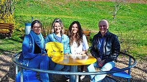 Die drei ehrenamtlichen Familienbesucherinnen Mechthild Thoma, Jenny Eckert und Janina Lenn (von links) zusammen mit Bürgermeister ...