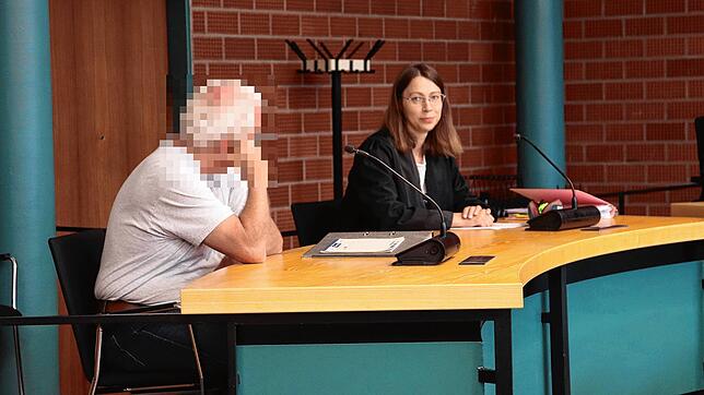 Der Angeklagte neben seiner Strafverteidigerin Manuela Gerigk. Der 62-Jährige soll seine zum Tatzeitpunkt minderjährige Stiefenkelin ...
