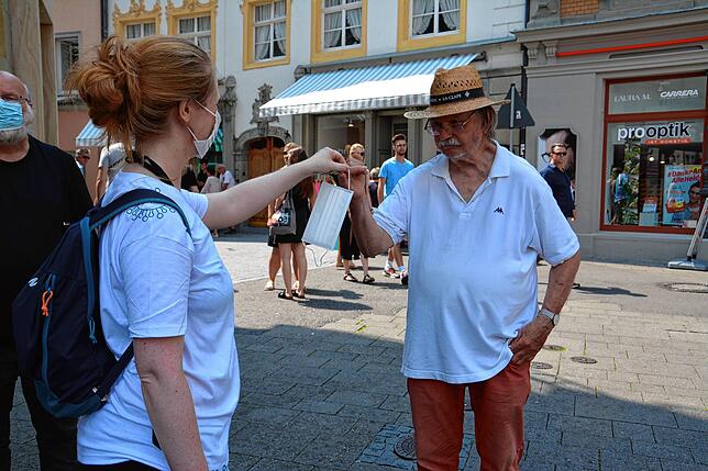 Bild 2: Auf Werbetour für die Corona-Regeln: Unterwegs mit dem Präventionsteam der Stadt Konstanz