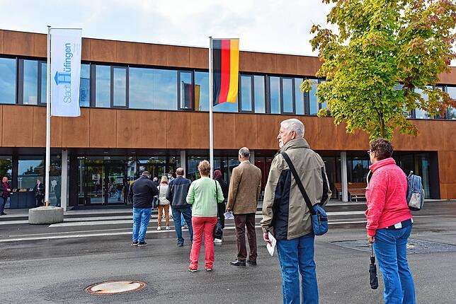 Warteschlange vor dem Wahllokal Lucian-Reich-Schule in Hüfingen.