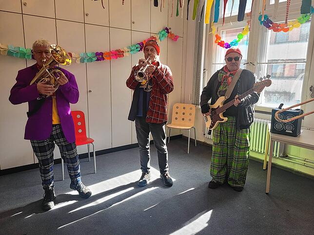 Bild 11: Viel Musik und gute Laune: Närrische Musiker bringen Fasnachtsstimmung in die SÜDKURIER-Redaktion