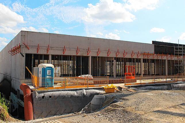 Die neue Turnhalle, die neben dem Realschul-Gebäude entsteht, wird später Platz für Schul- und Vereinssport bieten.