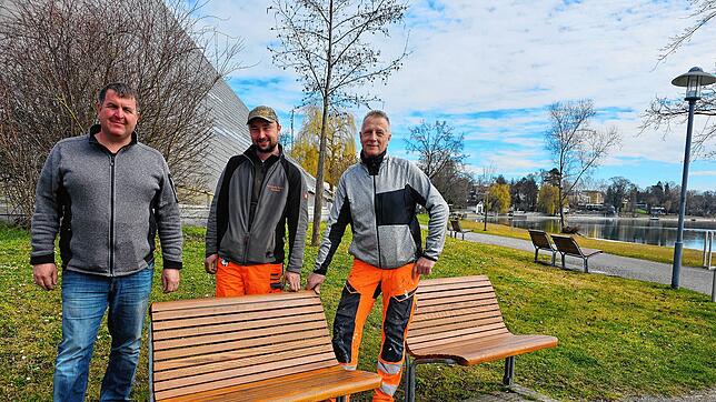 Die Renovierung der Bänke am See liegt in den Händen von Ralf Wiedemann, Nikolas Ehrenbach und Andreas Wrzeszcz (von links). Foto: ...