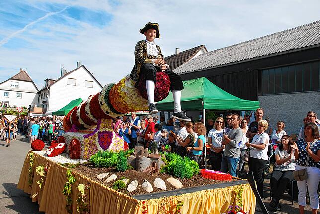 Große Motivwagen werden auch beim Winzerfestumzug 2022 dabei sein. (Archivbild 2019)