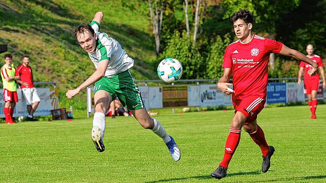 Wuchtig: Doppeltorschütze Yannik Schäfer (links, gegen den Grießener Tobias Maier) beschert dem SV Waldhaus den 2:1-Sieg.