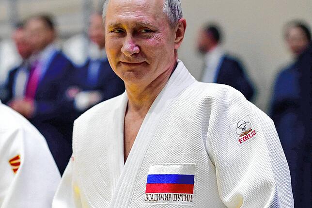 Wladimir Putin nimmt an einem Training der Judo-Nationalmannschaft Russlands teil.