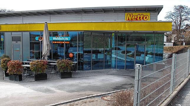Die Netto-Filiale in Aach wurde im Juni vergangenen Jahres überfallen. Das Opfer, eine Auszubildende, ist traumatisiert und leidet immer ...