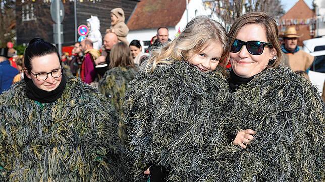 Bild 14: Seenarrentreffen in Dettingen: Auf dem Dorfplatz steht jetzt der Narrenbaum