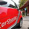 Ein Smart zum Teilen: Ein Passant greift nach der Tür eines Carsharing-Fahrzeugs auf dem Parkplatz vor dem Hotel Ochsen am Mantelhafen ...
