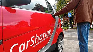 Ein Smart zum Teilen: Ein Passant greift nach der Tür eines Carsharing-Fahrzeugs auf dem Parkplatz vor dem Hotel Ochsen am Mantelhafen ...