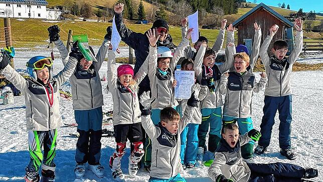 Drei Mannschaften der Richard-Dorer-Schule Schönwald und Alpin-Trainer Alexander Schätzle jubeln über ihren Sieg. Bild: Richard-Dorer-Schule