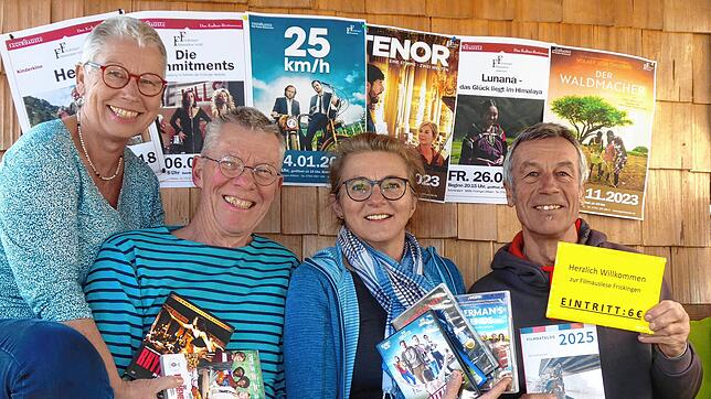 Im 27. Jahr ihrer ehrenamtlichen Kinoaktivitäten und nach vielen gezeigten Kinofilmen hören sie auf (von links): Regina Grundler, Marcel ...