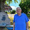Rudi Zimmermann steht vor dem Lindenbrunnen, den Ortschaftsrat Robert Eckert ehrenamtlich gebaut hat. 40 Jahre prägte Zimmermann als ...