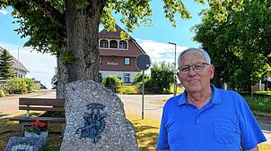 Rudi Zimmermann steht vor dem Lindenbrunnen, den Ortschaftsrat Robert Eckert ehrenamtlich gebaut hat. 40 Jahre prägte Zimmermann als ...