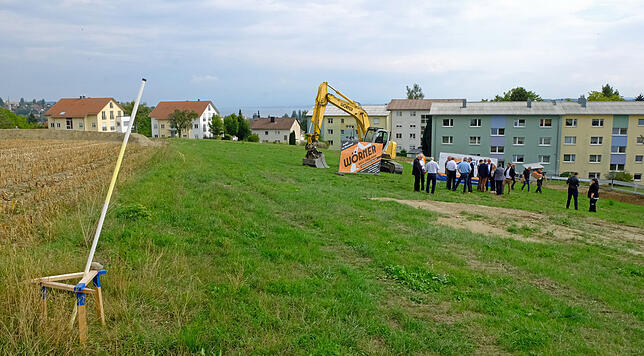 Hier am Rande des Hildegardrings entsteht das neue Wohnquartier. Auf dem Maisfeld links wird die ökologische Ausgleichsfläche angelegt.