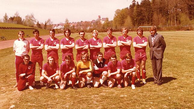 Beim Aufstieg in die 1. Amateurliga war die Mannschaft noch klein. Stehend von links: Trainer Rolf Gailfuß, Dimitri, Gerd Neuhaus, ...