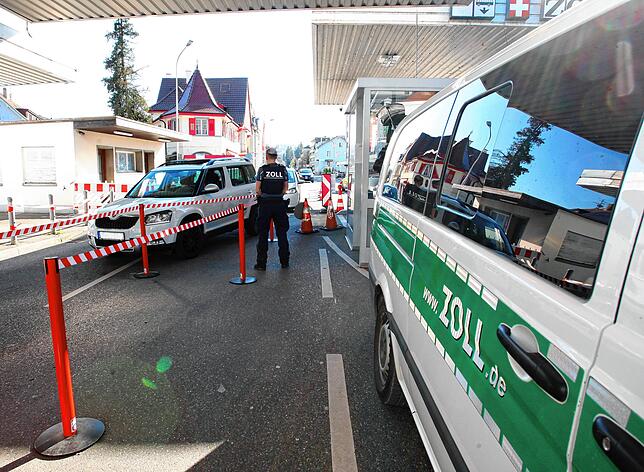 Bild 3: Ruf nach Lockerung für Paare und enge Familienangehörige an der Grenze wird immer lauter