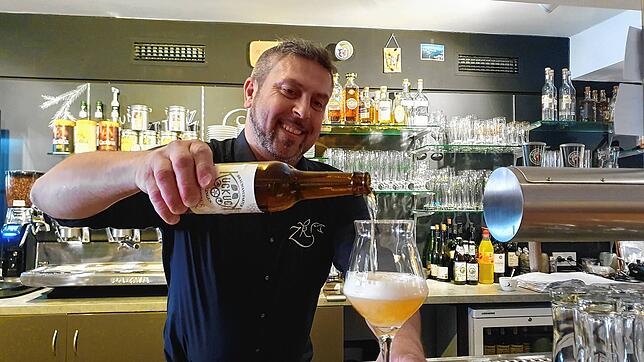 Jochen Schwarzwälder schenkt im Zum Kuckuck ein Bier ein.
