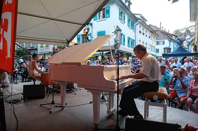 Elegant und flott: Boogie-Woogie Rhythmen spielen beim Marienbrunnen das Vater-Tochter Duo Martin und Sabine Pyrker.