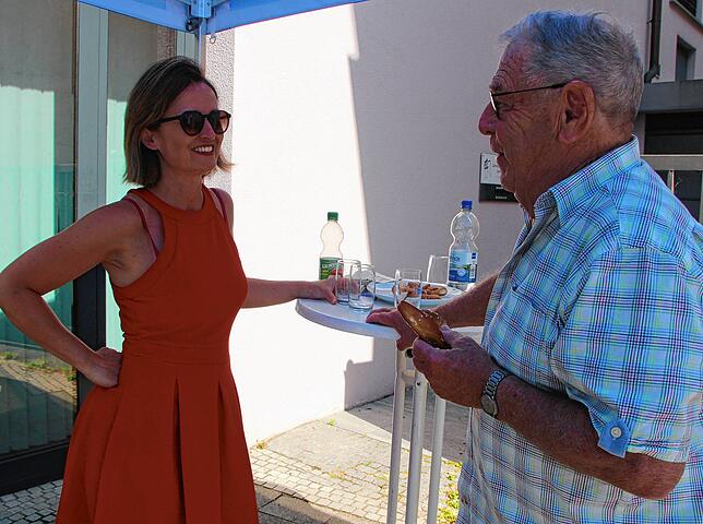 Redaktionsassistentin Marion Zorell und Johannes Flachs tauschen sich aus.