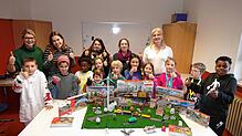 Die Freude über das Material für eine Modelleisenbahn ist bei den Ganztagsschülern und ihren Betreuerinnen gleichermaßen groß. Das Bild ...