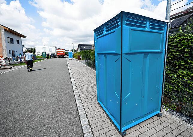 Mit Dixi-Klos auf der Straße versucht die Gemeinde Moos die ausgefallene Kanalisation zu kompensieren.