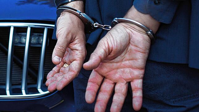 1997 klickten in Hohentengen die Handschellen. Dieses Symbolbild zeigt allerdings nicht die Hände des 41-jährigen Mafia-Bosses, sondern ...