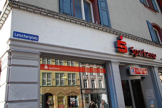 Wie kommt dieses Straßenschild an das Sparkassen-Service-Zentrum in der Stadtmitte? Hat die Stadtverwaltung den Marktplatz in ...