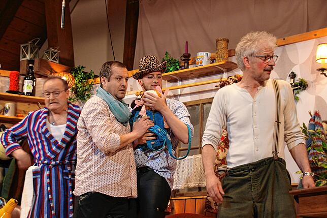 Die überkandidelten Städter (Silbersteins) sorgen im Dorf für Ärger (von links): Michael Reuter, Rainer Hafner, Fabian Mühleisen und ...