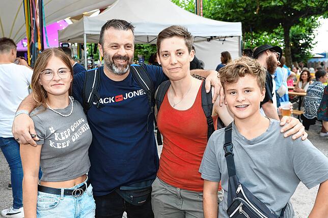 Bild 25: Hier ist was los! Die Besucher schlendern beim Seenachtfest 2023 über die Hafenmeile