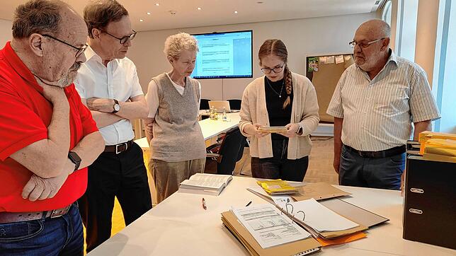 Die Mitglieder des Gemeindewahlausschuss prüfen für ungültig erklärte Stimmzettel der Kommunalwahl (von links): Gerhard Vollmer, Thomas ...