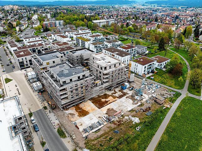 Blick aus der Luft auf das Bauvorhaben. Diese Aufnahme stammt aus dem April 2024.
