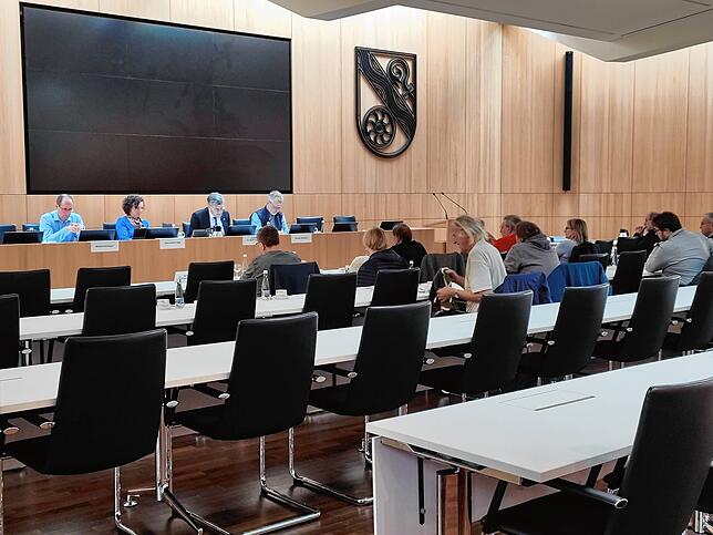 Der Kreiswahlausschuss hat alle Bewerber für die vorgezogene Bundestagswahl am 23. Februar zugelassen. Vorne in der Mitte der ...