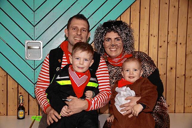 Bild 10: Fasnacht in Mühlingen: Umzug, Narrenkutsche und Spaß für Kinder bei der Sunnelöscherzunft!