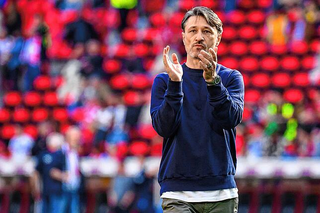 Dortmunds Trainer Niko Kovac bedankt sich nach dem Spiel bei den Fans für die Unterstützung.