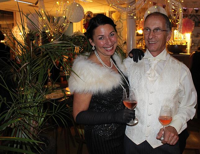 Sabine und Karl Krom waren schon vor vier Jahren bei der 20er-Jahre-Gala dabei. "Das hat uns so gut gefallen, dass wir heute ...