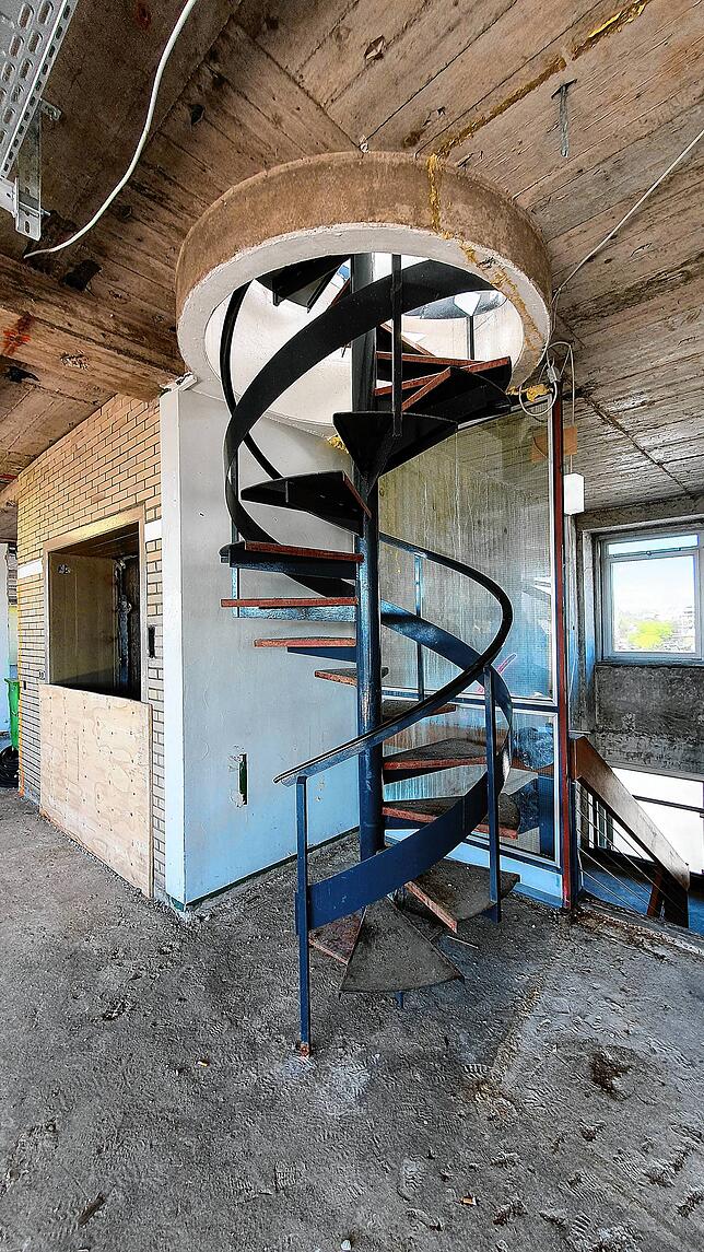 Diese Treppe führt auf das Dach. Eine angedachte Aufstockung des Gebäudes um eine Etage ist aus Kostengründen allerdings vom Tisch.