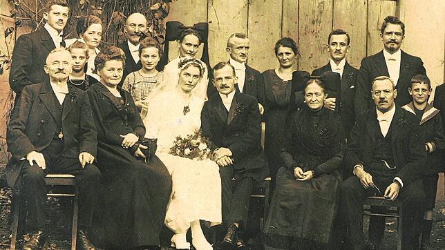 Hochzeitsfoto von Wilhelm Kleißler und Margarethe Zschau: Links Fridolin Kleißler, rechts Fritz Zschau jeweils mit der Ehefrau des ...
