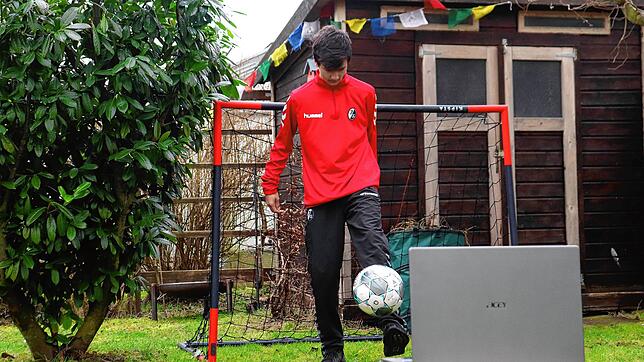 Bild : Wie ein Jugendspieler des SC Freiburg durch den Lockdown ausgebremst wird